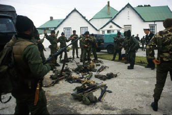 Ma�ana del 2 de Abril de 1982 - Puerto Argentino, Islas Malvinas.