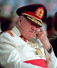 Pinochet con todas sus galas